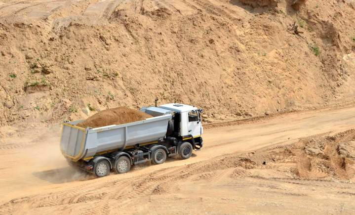 Véhicule de transport de matériaux utilisé sur un chantier BTP. Corrèze
